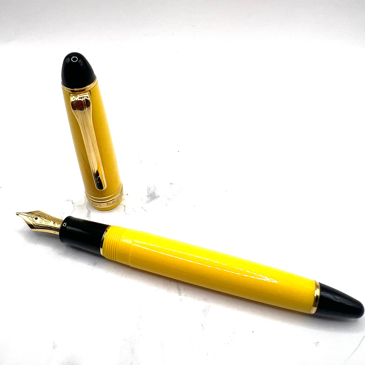 Sailor 1911 Standard Size Yellow Fountain Pen - Zoom 14kt Gold Nib