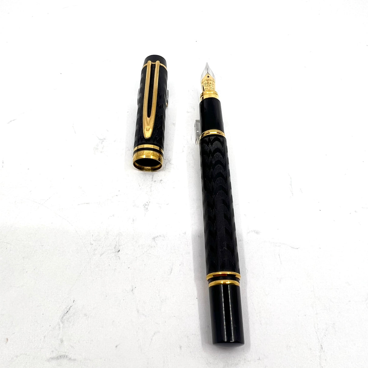 Waterman Man 100 Opera Black Chased Fountain Pen - Medium 18kt Gold Nib