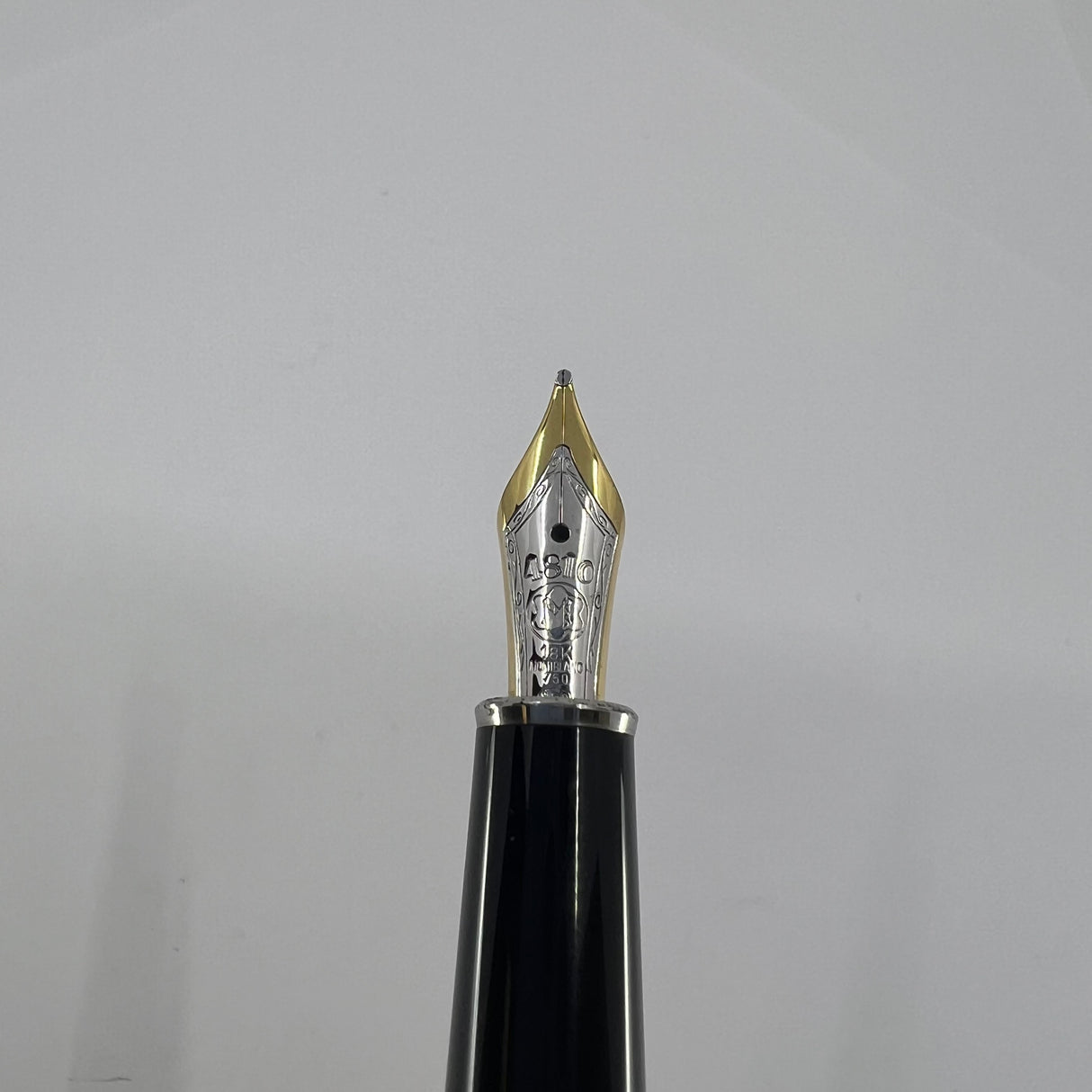 Montblanc Solitaire Doue Black & White #145 Fountain Pen - Medium 18kt Gold Nib