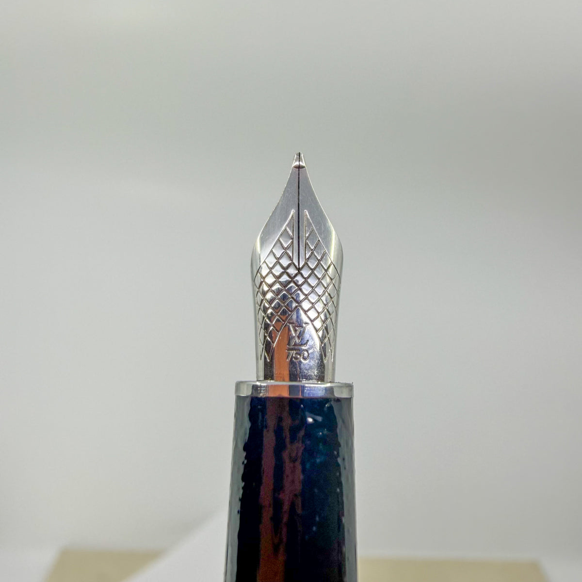 Louis Vuitton Doc Series Palladium Plated Cap/Black Lacquer Barrel Fountain Pen - Medium 18kt Gold Nib