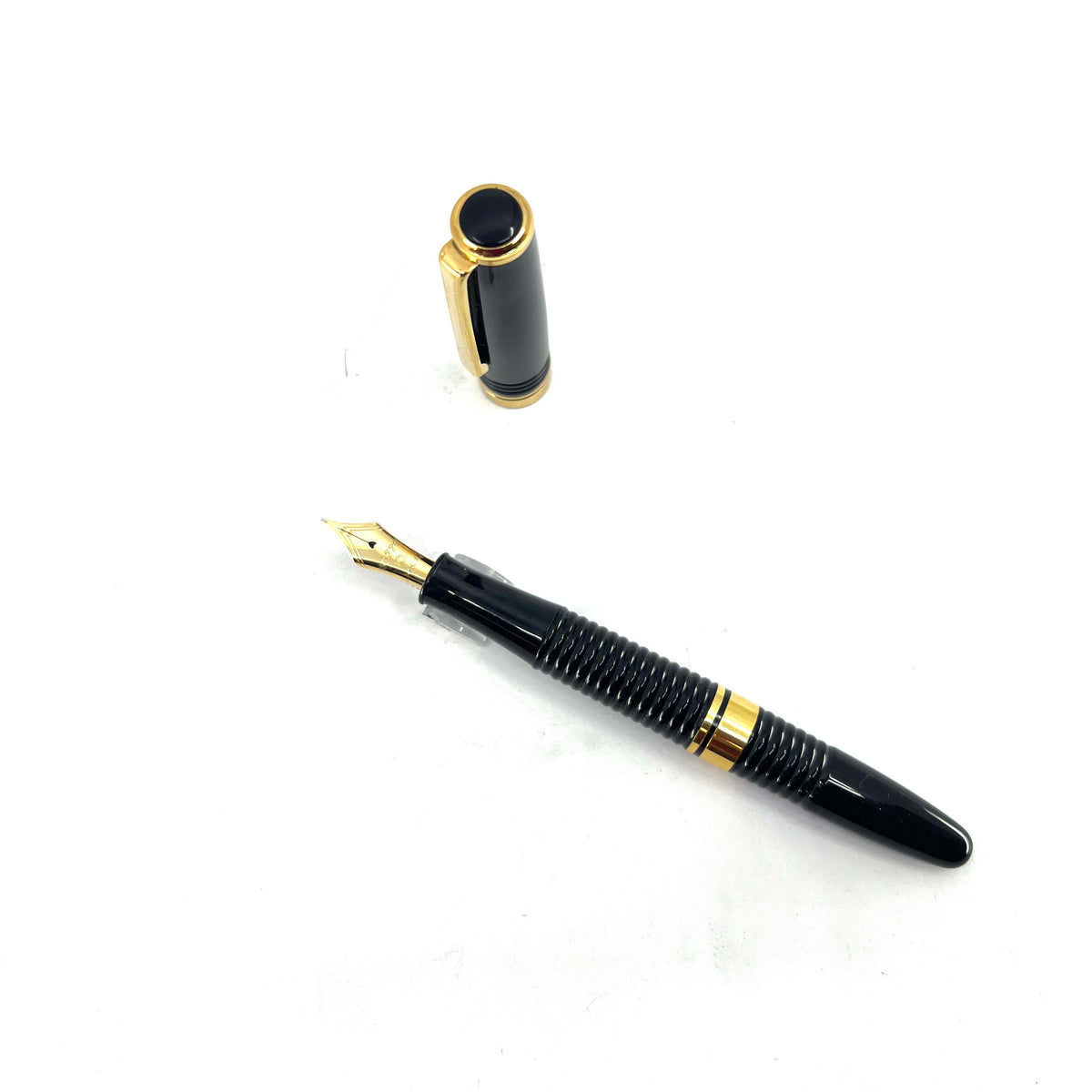 Platinum #3776 "Gathered"/Ribbed Black Fountain Pen - Broad 14kt Gold Nib