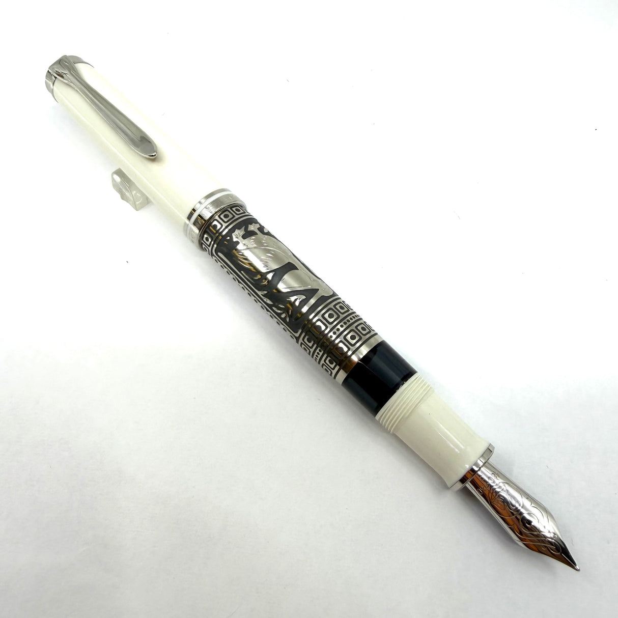 Pelikan M910 White Toledo Fountain Pen - Fine 18kt Gold Nib