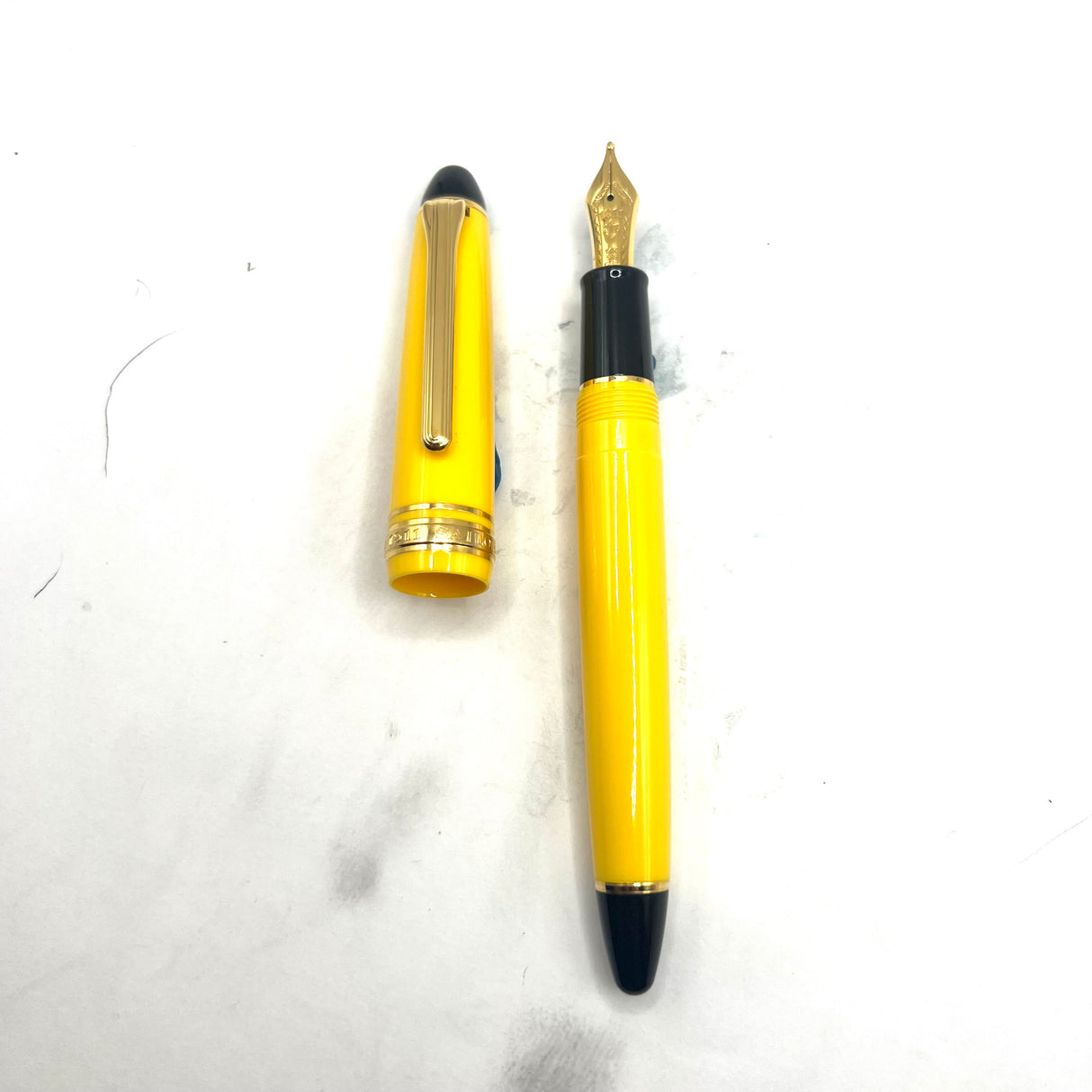 Sailor 1911 Standard Size Yellow Fountain Pen - Zoom 14kt Gold Nib