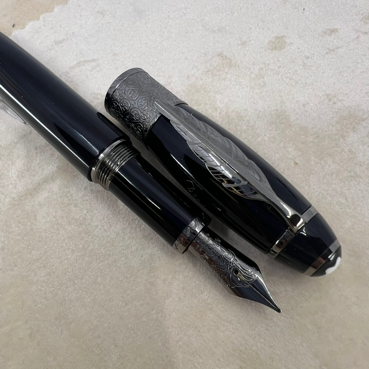 Montblanc Daniel Defoe Writer Series Limited Edition Fountain Pen - Medium 18kt Gold Nib