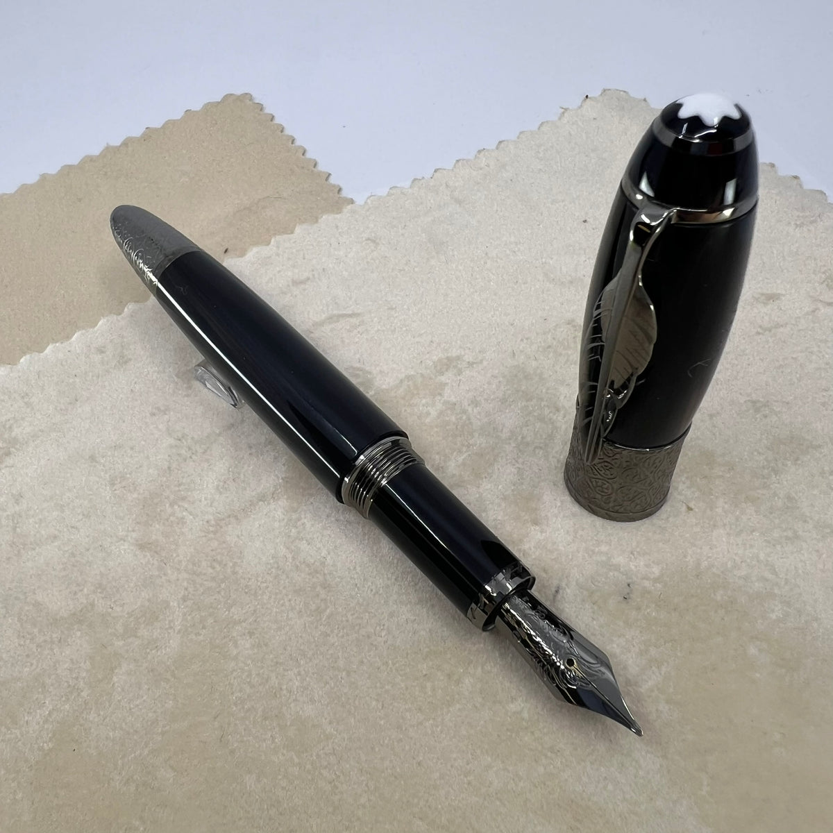 Montblanc Daniel Defoe Writer Series Limited Edition Fountain Pen - Medium 18kt Gold Nib