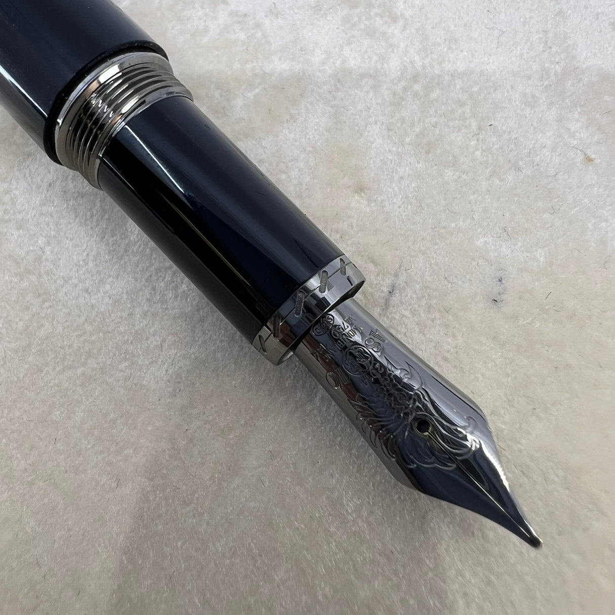 Montblanc Daniel Defoe Writer Series Limited Edition Fountain Pen - Medium 18kt Gold Nib