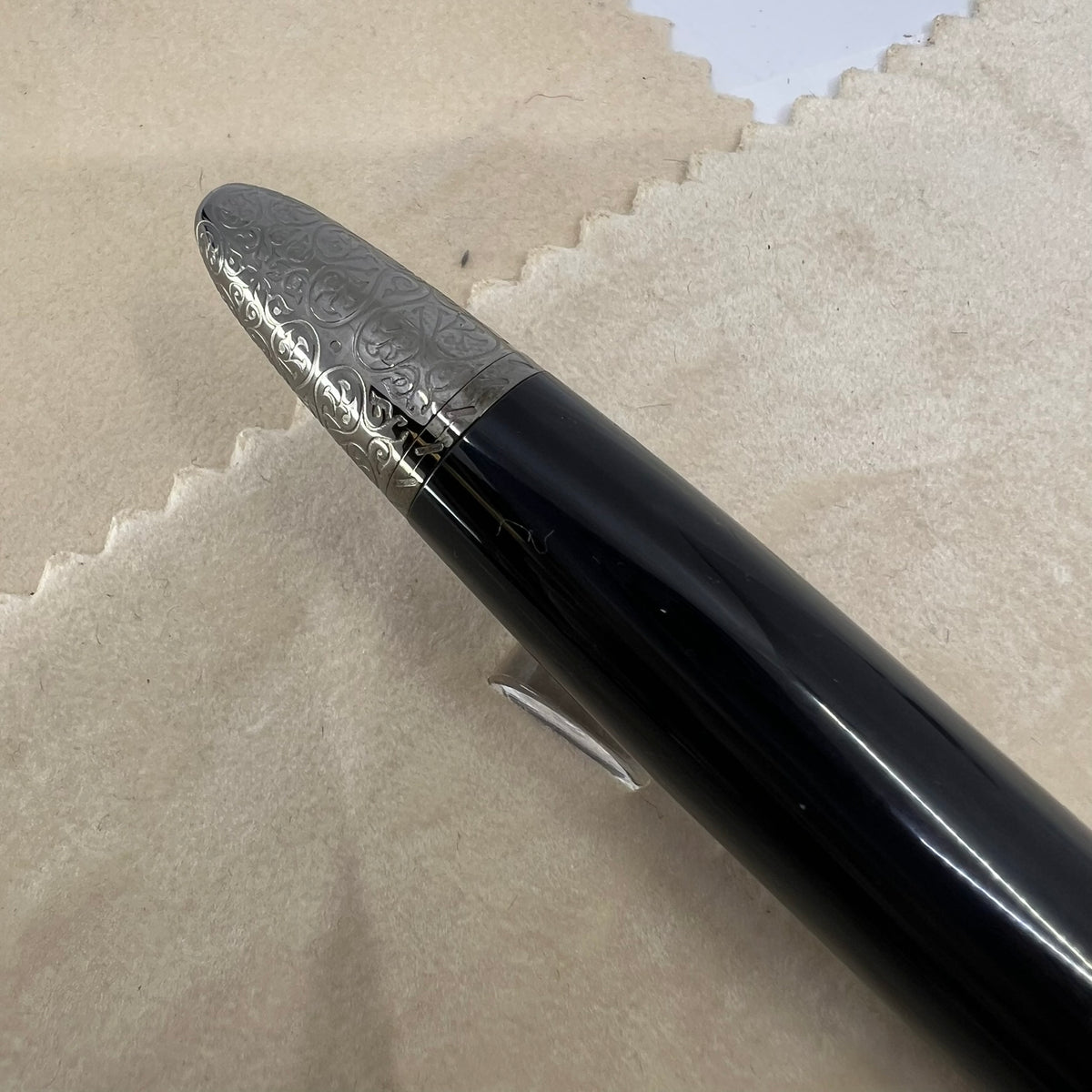 Montblanc Daniel Defoe Writer Series Limited Edition Fountain Pen - Medium 18kt Gold Nib