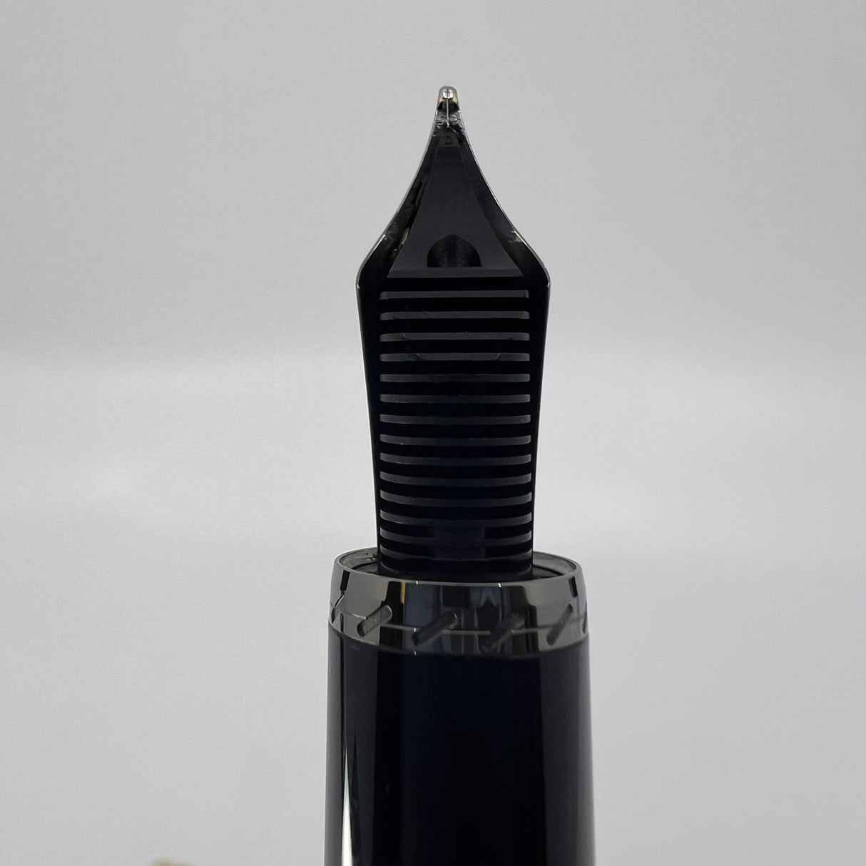 Montblanc Daniel Defoe Writer Series Limited Edition Fountain Pen - Medium 18kt Gold Nib