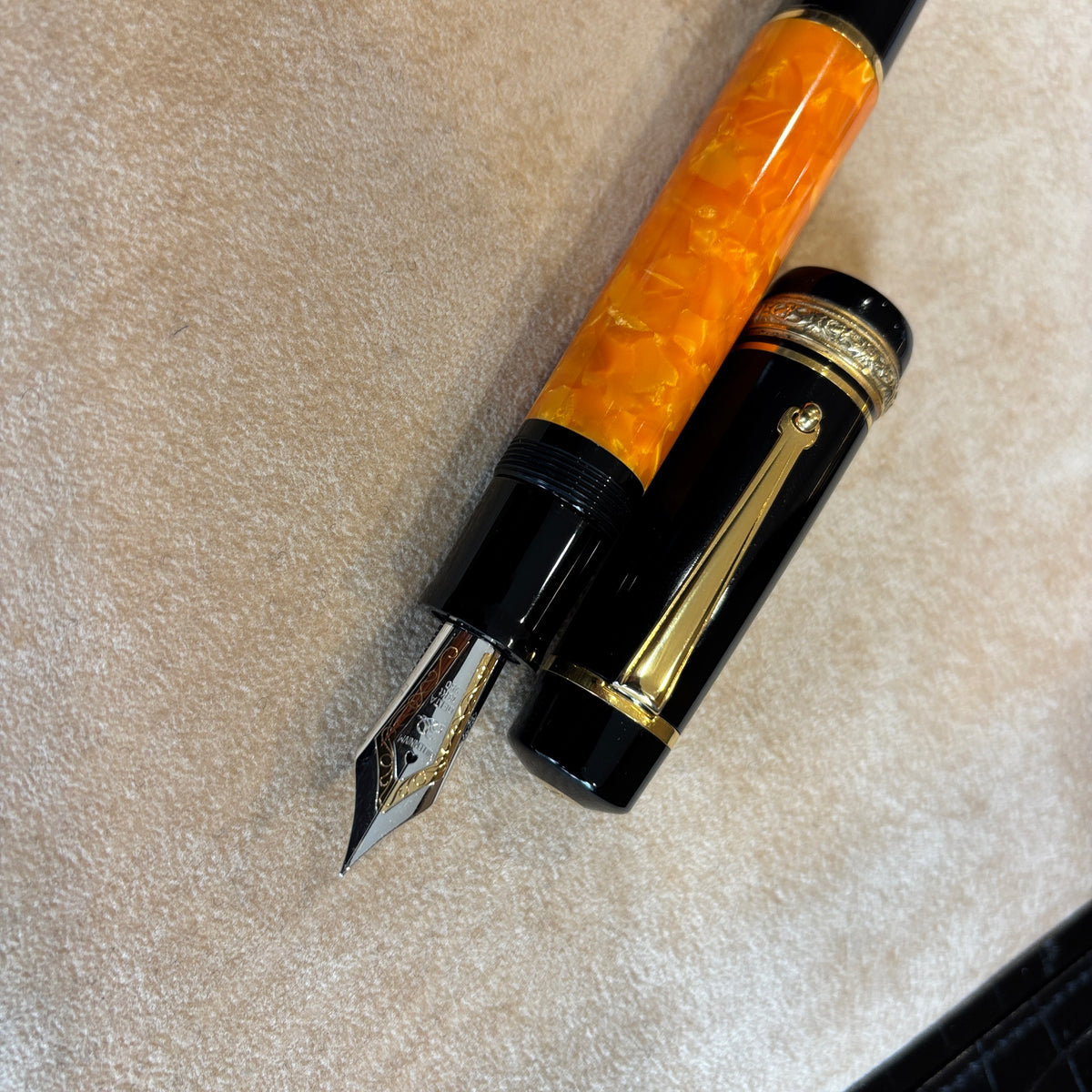 Delta Oversized Millennium DolceVita 925 Gold Vermeil Trim Fountain Pen - 18kt Gold Nib