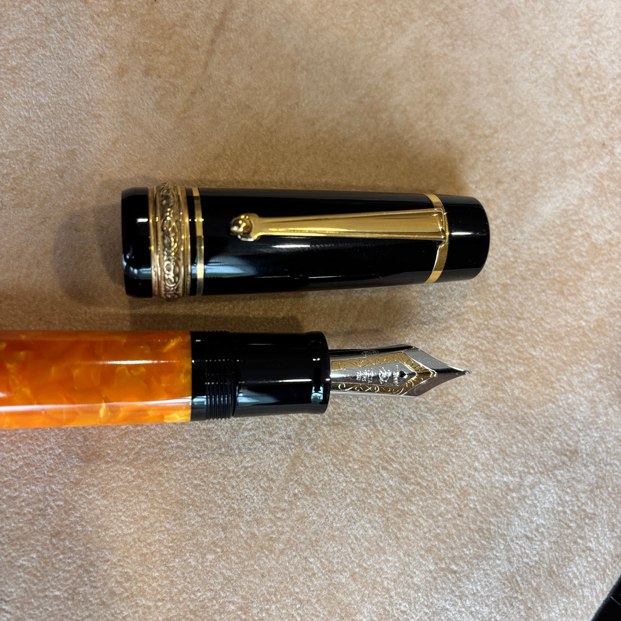 Delta Oversized Millennium DolceVita 925 Gold Vermeil Trim Fountain Pen - 18kt Gold Nib