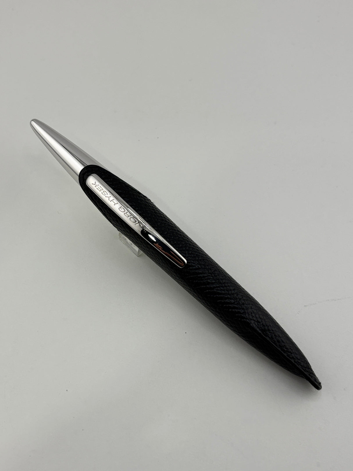 Jorg Hysek Fountain Pen - Carbon Fiber & Rhodium Plating - Medium 18kt Gold Nib