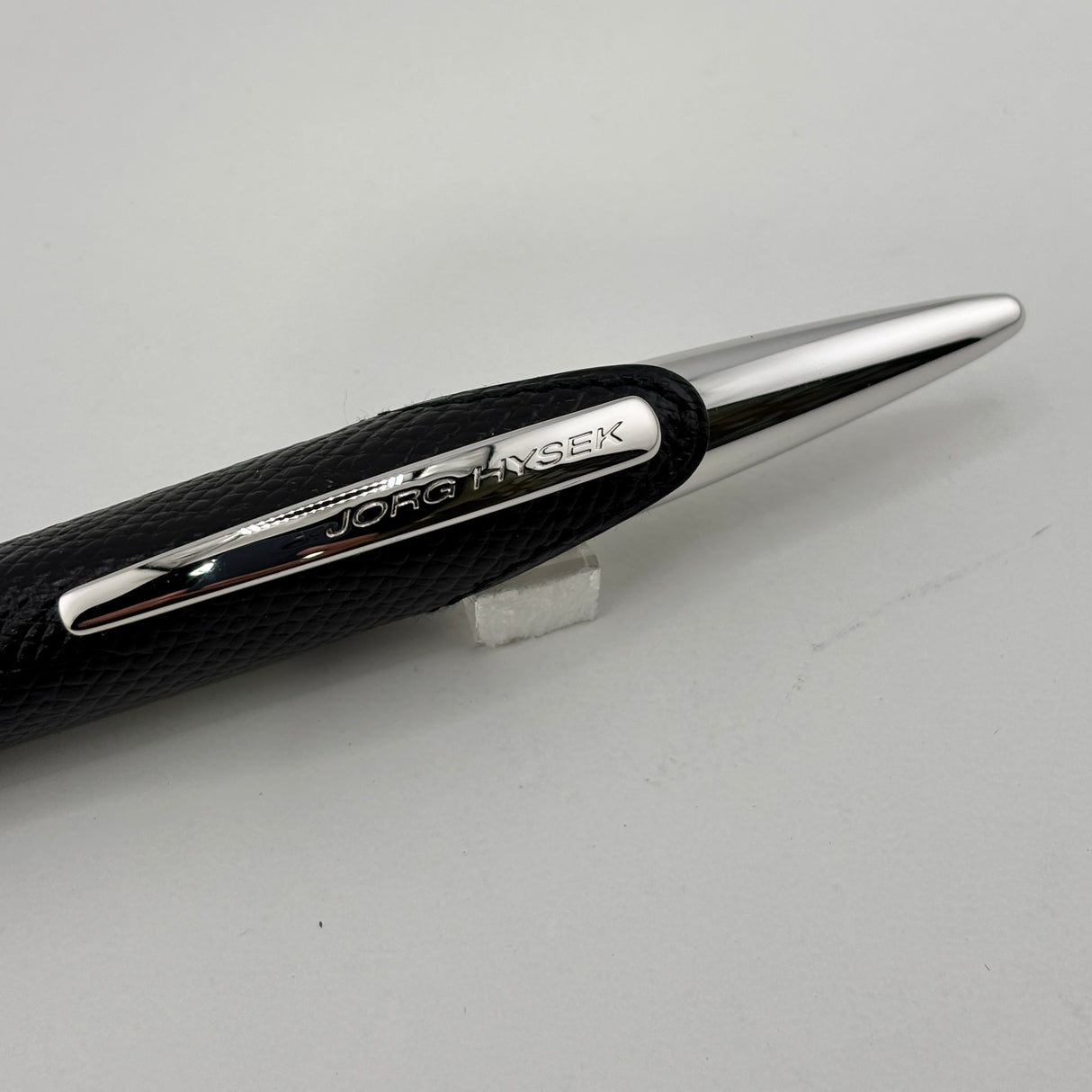 Jorg Hysek Fountain Pen - Carbon Fiber & Rhodium Plating - Medium 18kt Gold Nib