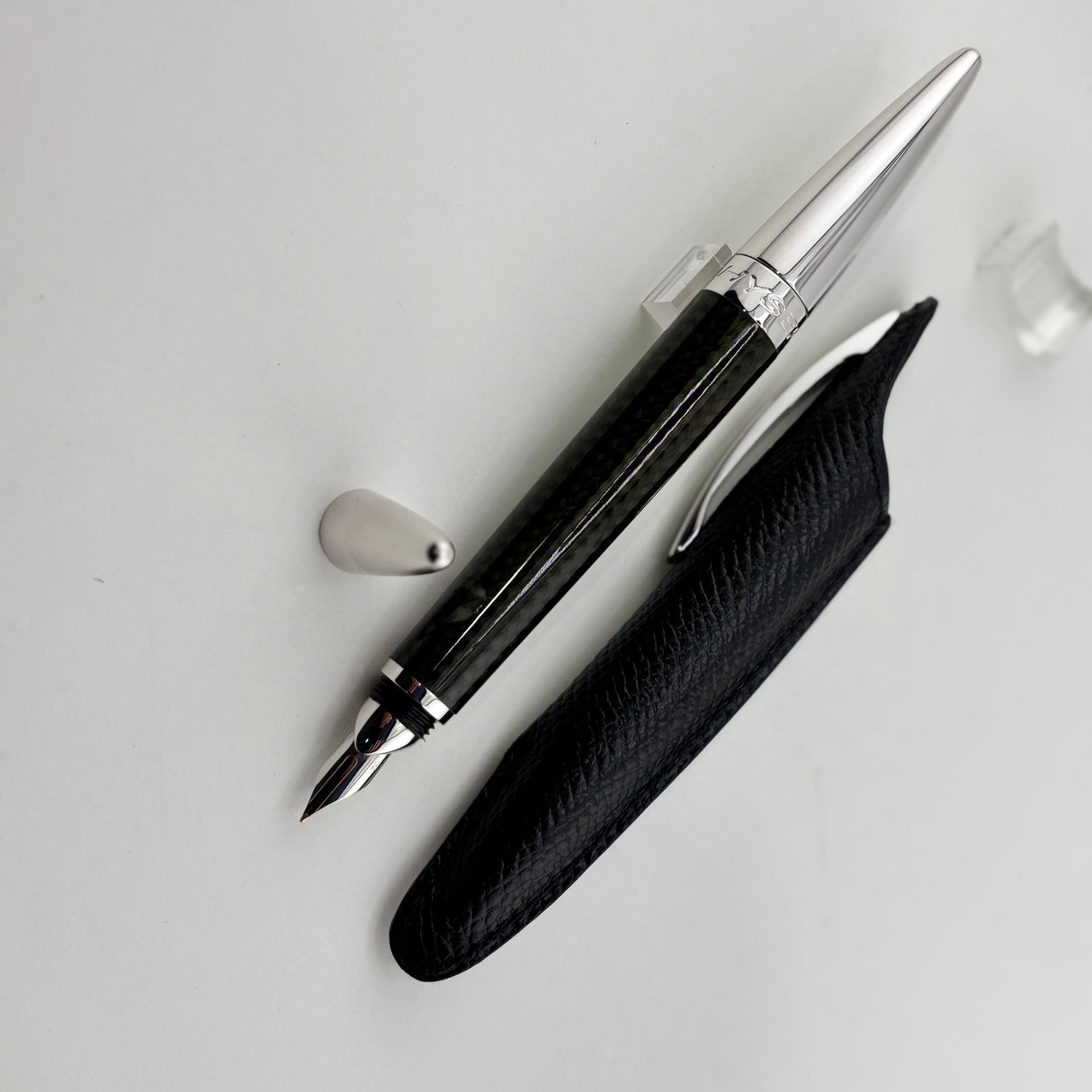 Jorg Hysek Fountain Pen - Carbon Fiber & Rhodium Plating - Medium 18kt Gold Nib