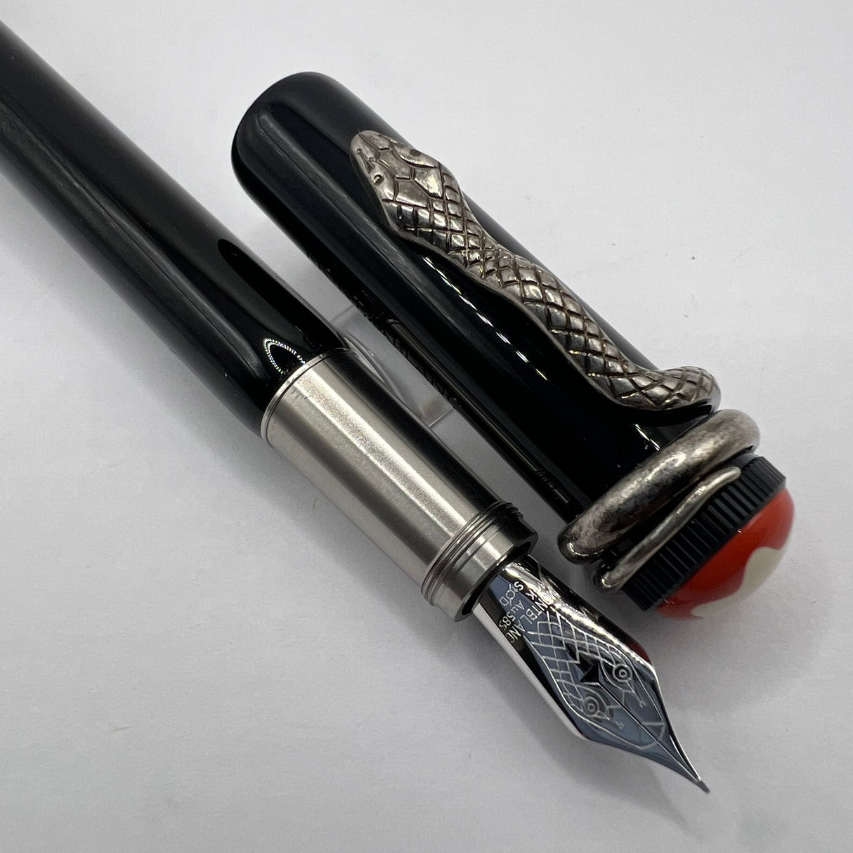 Montblanc Heritage Rouge Et Noir Black Fountain Pen - Fine 14kt Gold Nib
