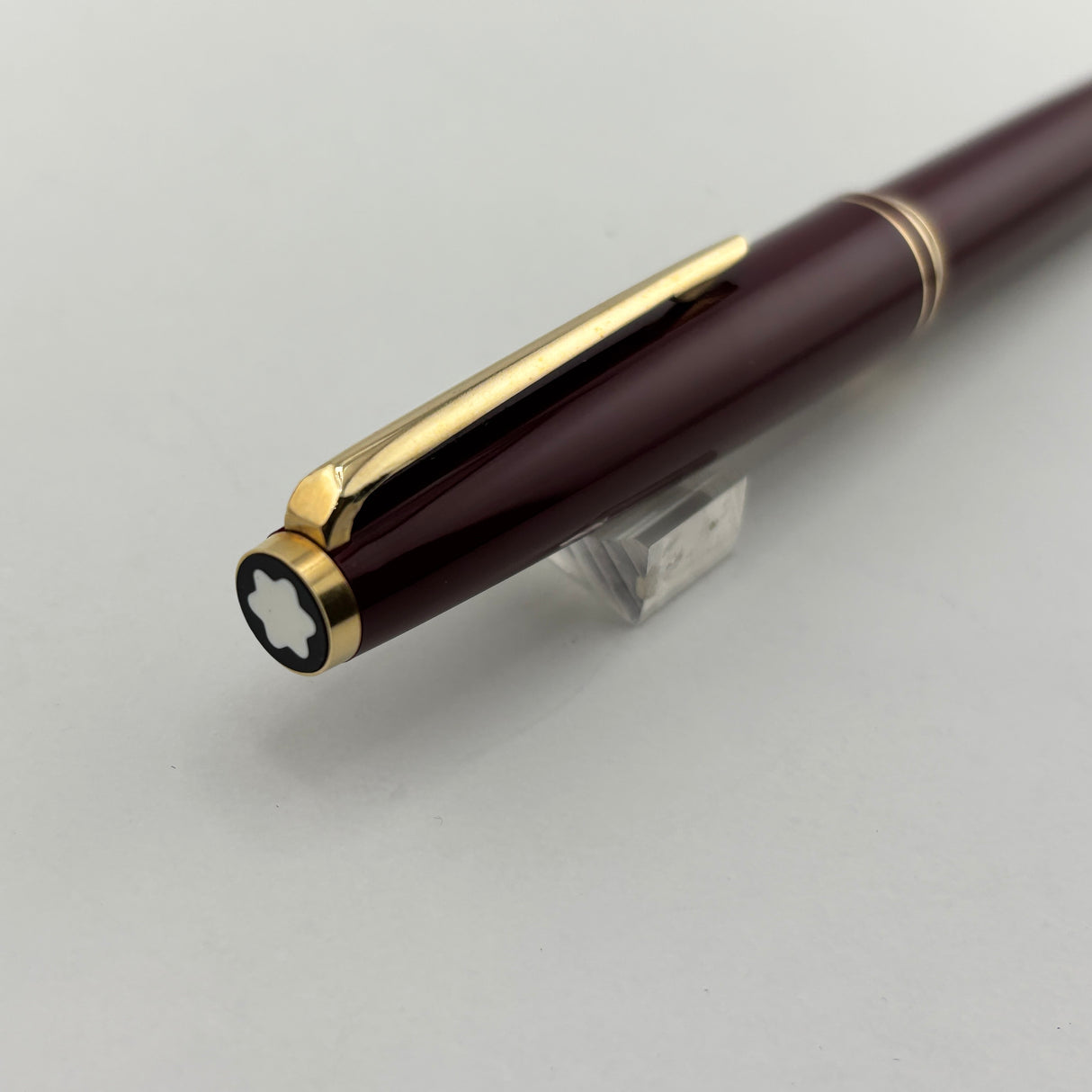 Montblanc Classic Bordeaux Resin Fountain Pen - Fine 14 Kt Gold Nib