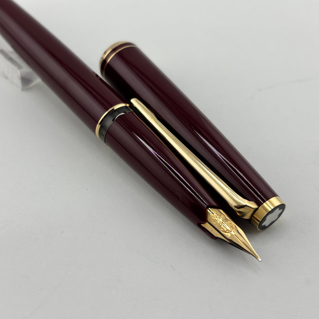 Montblanc Classic Bordeaux Resin Fountain Pen - Fine 14 Kt Gold Nib