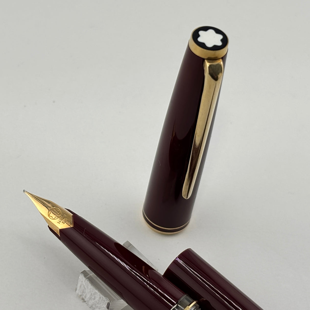 Montblanc Classic Bordeaux Resin Fountain Pen - Fine 14 Kt Gold Nib