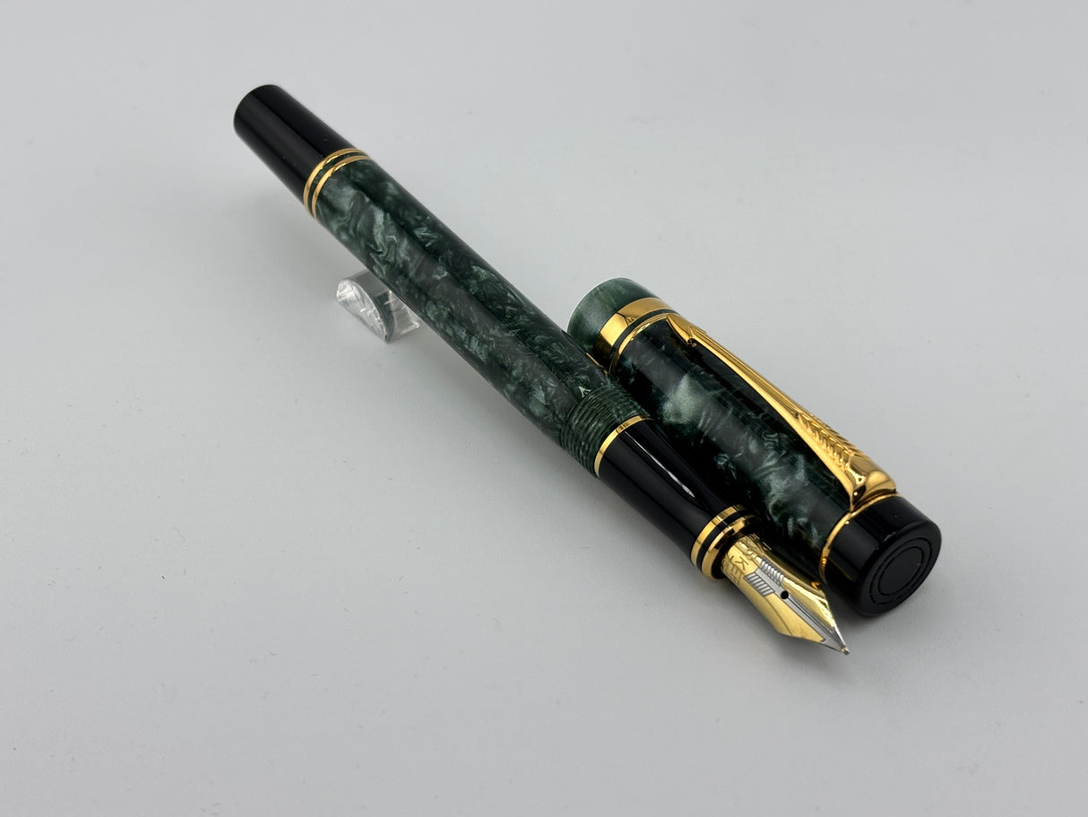 Parker International Duofold Green Marble Fountain Pen - Fine 18kt Gold Nib
