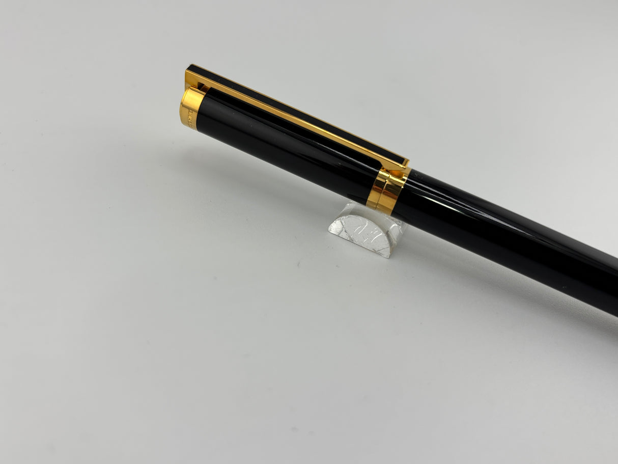 S.T. Dupont Black Laque de Chine Classique Fountain Pen - Fine 18kt Gold Nib