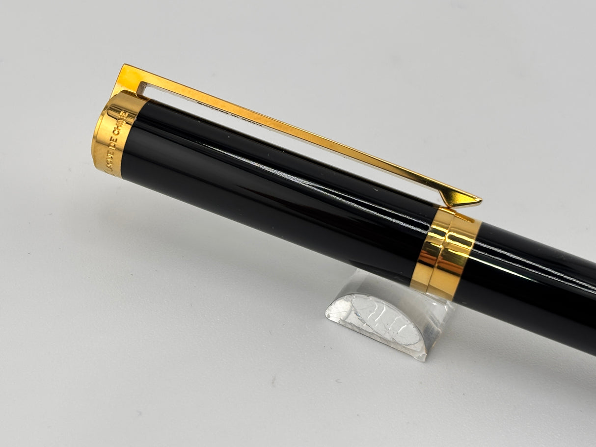 S.T. Dupont Black Laque de Chine Classique Fountain Pen - Fine 18kt Gold Nib
