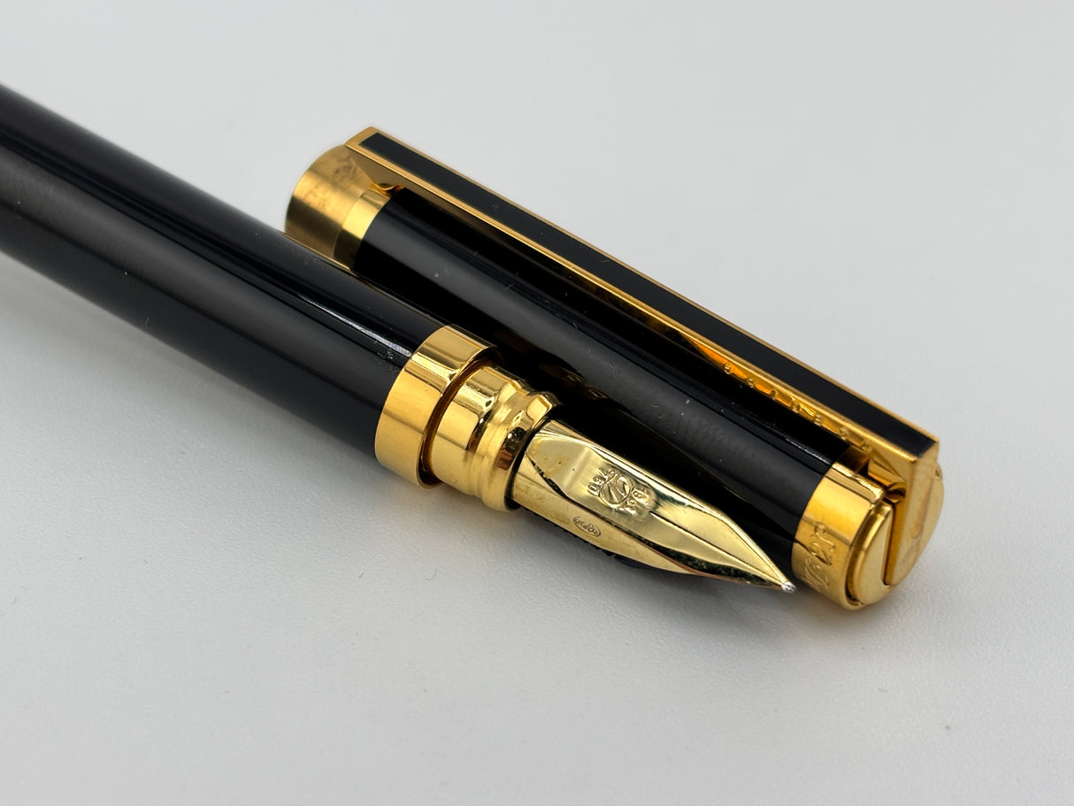 S.T. Dupont Black Laque de Chine Classique Fountain Pen - Fine 18kt Gold Nib