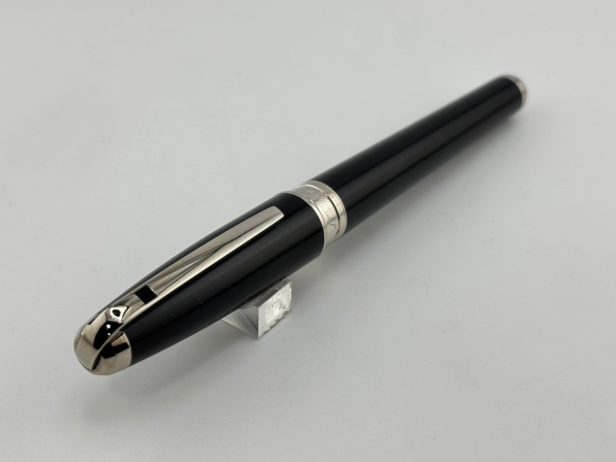 S.T. Dupont Orpheo Extra Large Black Laque de Chine Fountain Pen - Medium 18kt Gold Nib