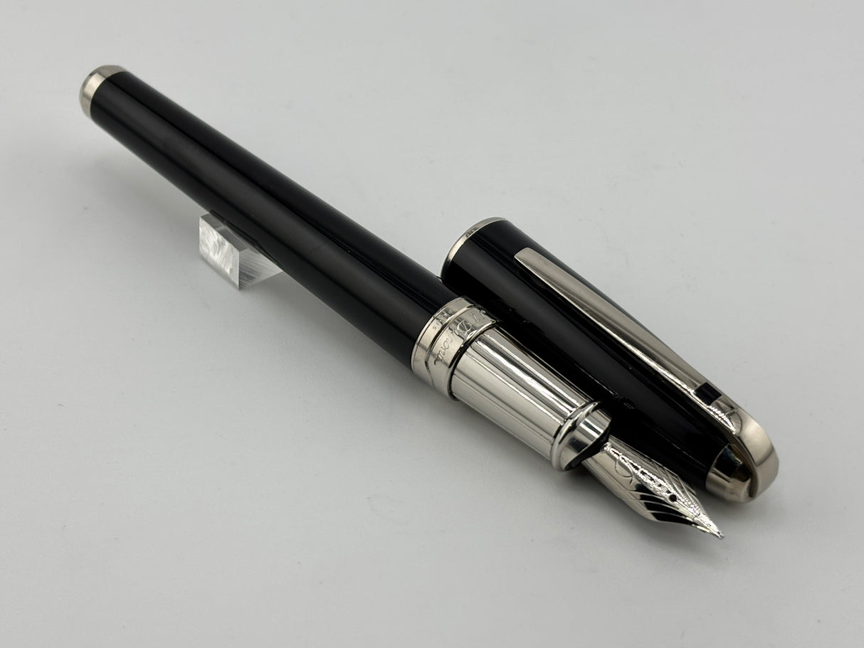 S.T. Dupont Orpheo Extra Large Black Laque de Chine Fountain Pen - Medium 18kt Gold Nib