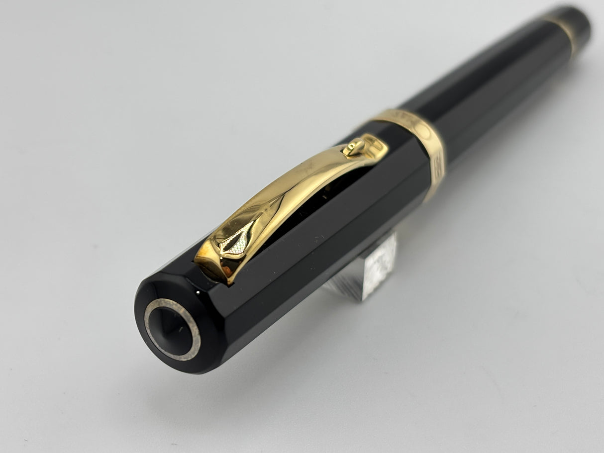Omas "THE PARAGON" Oversized Black Fountain Pen - Medium 18kt Gold Nib