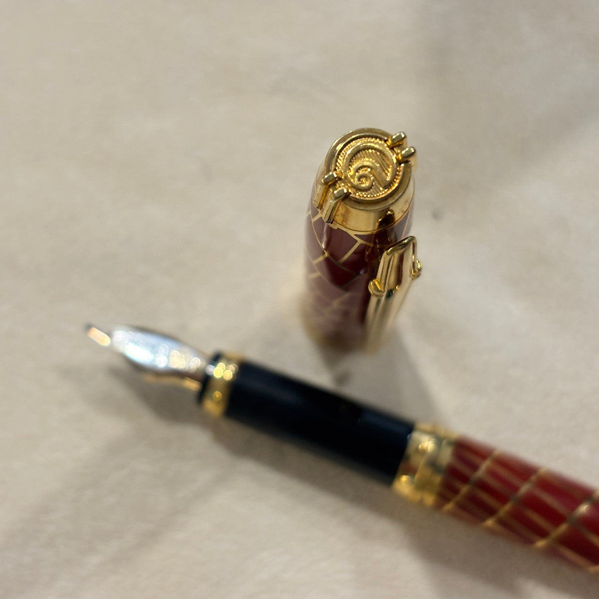 Elysee Chinese Lacquer Parthenon Trajan Rouge Fountain Pen - Fine 18kt Gold Nib