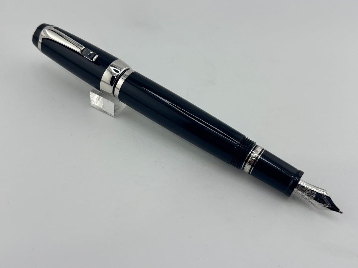 Montblanc Boheme Black Resin Retractable Nib Fountain Pen - Medium 18kt Gold Nib