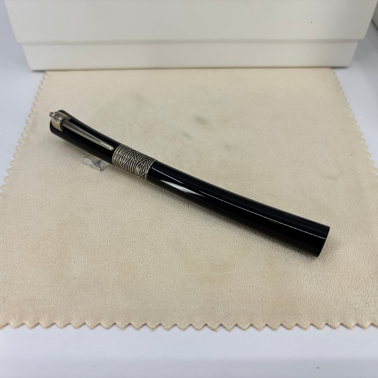 Waterman Serenite Black Fountain Pen - Broad 18kt Gold Nib
