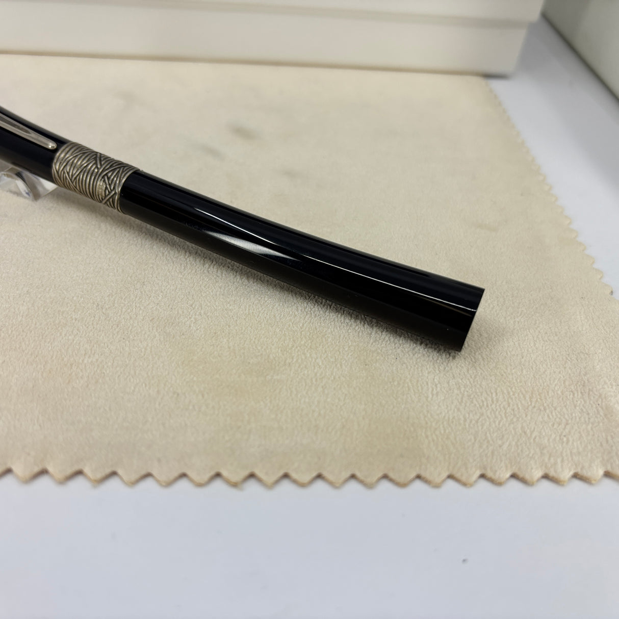 Waterman Serenite Black Fountain Pen - Broad 18kt Gold Nib