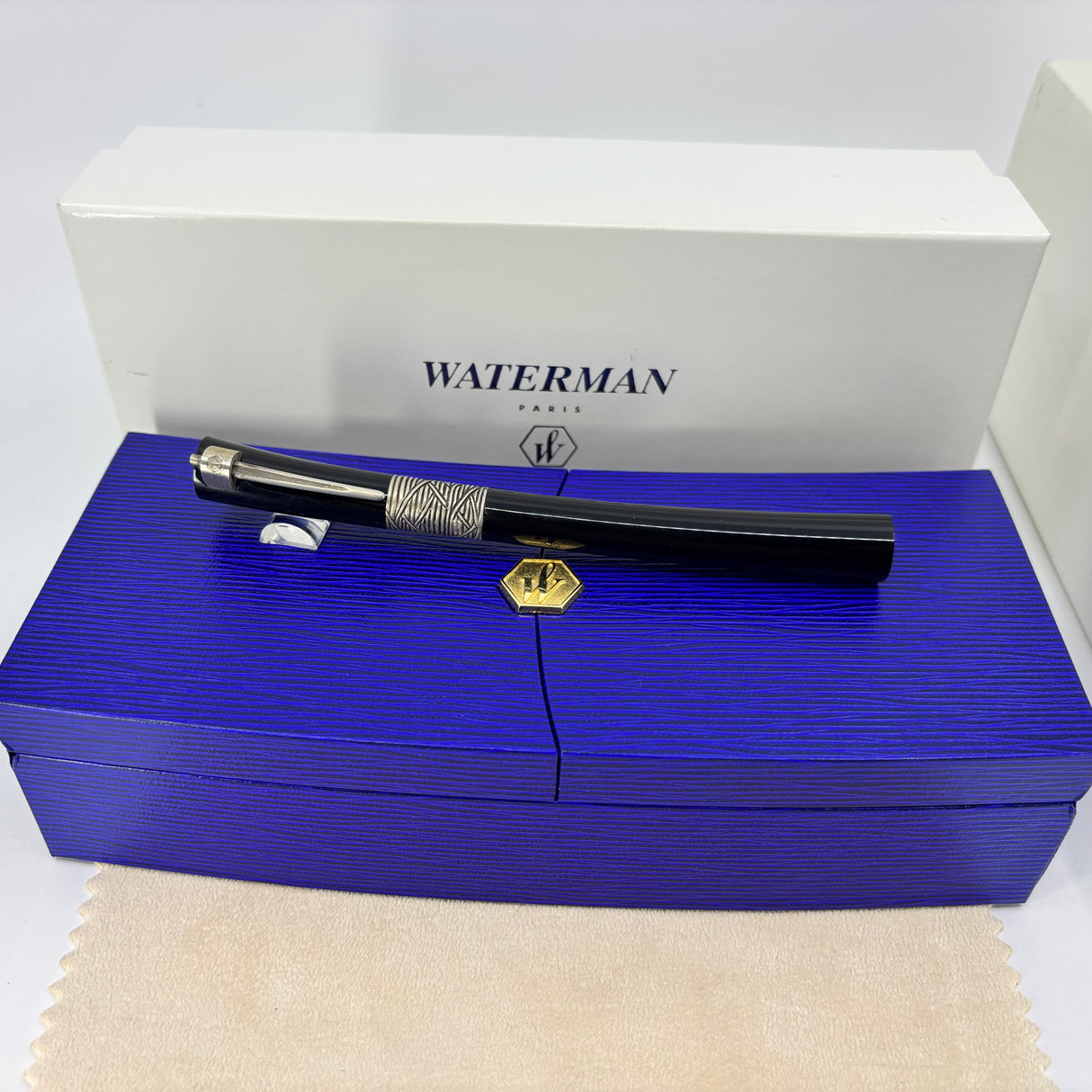 Waterman Serenite Black Fountain Pen - Broad 18kt Gold Nib