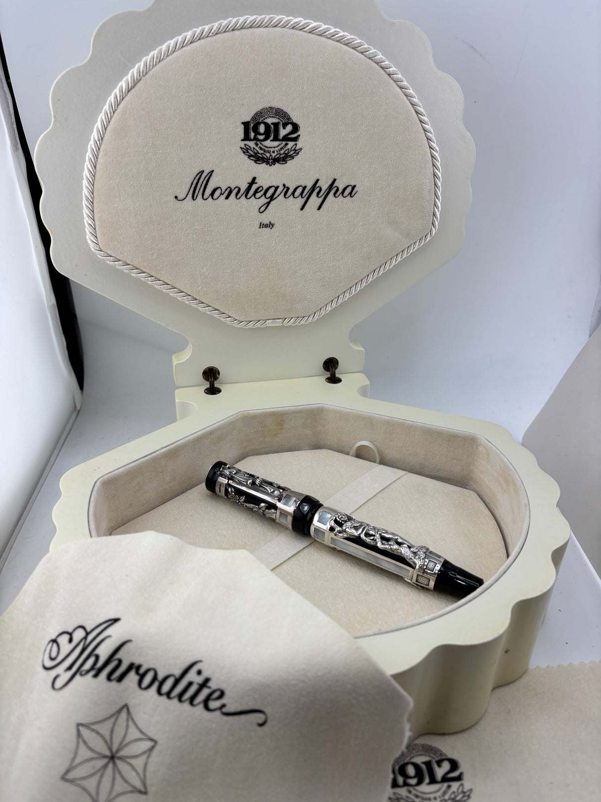Montegrappa Aphrodite Limited Edition Fountain Pen (1997) - A Masterpiece! - Medium 18kt Gold Nib