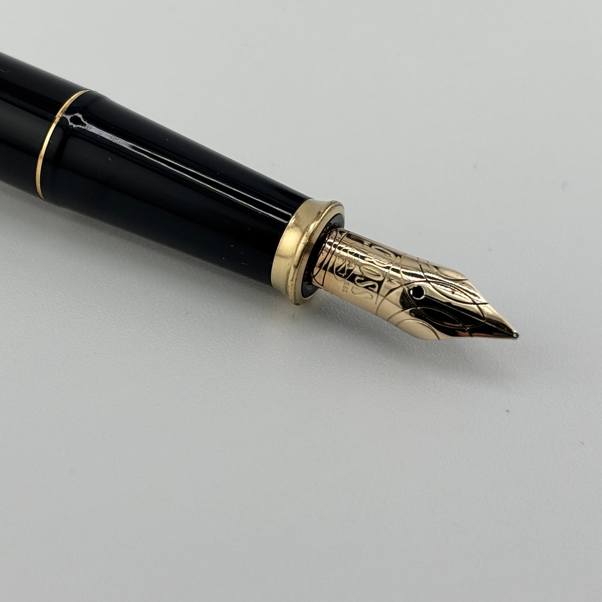 Cross Townsend Black Lacquer Fountain Pen - Made in USA - Medium 14kt Gold Nib