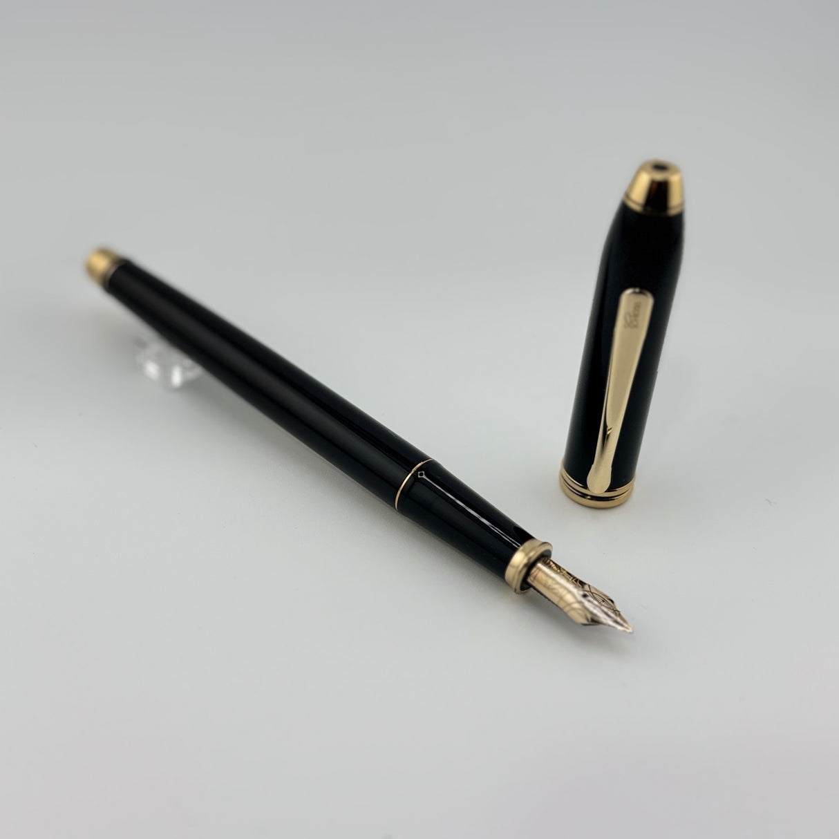 Cross Townsend Black Lacquer Fountain Pen - Made in USA - Medium 14kt Gold Nib