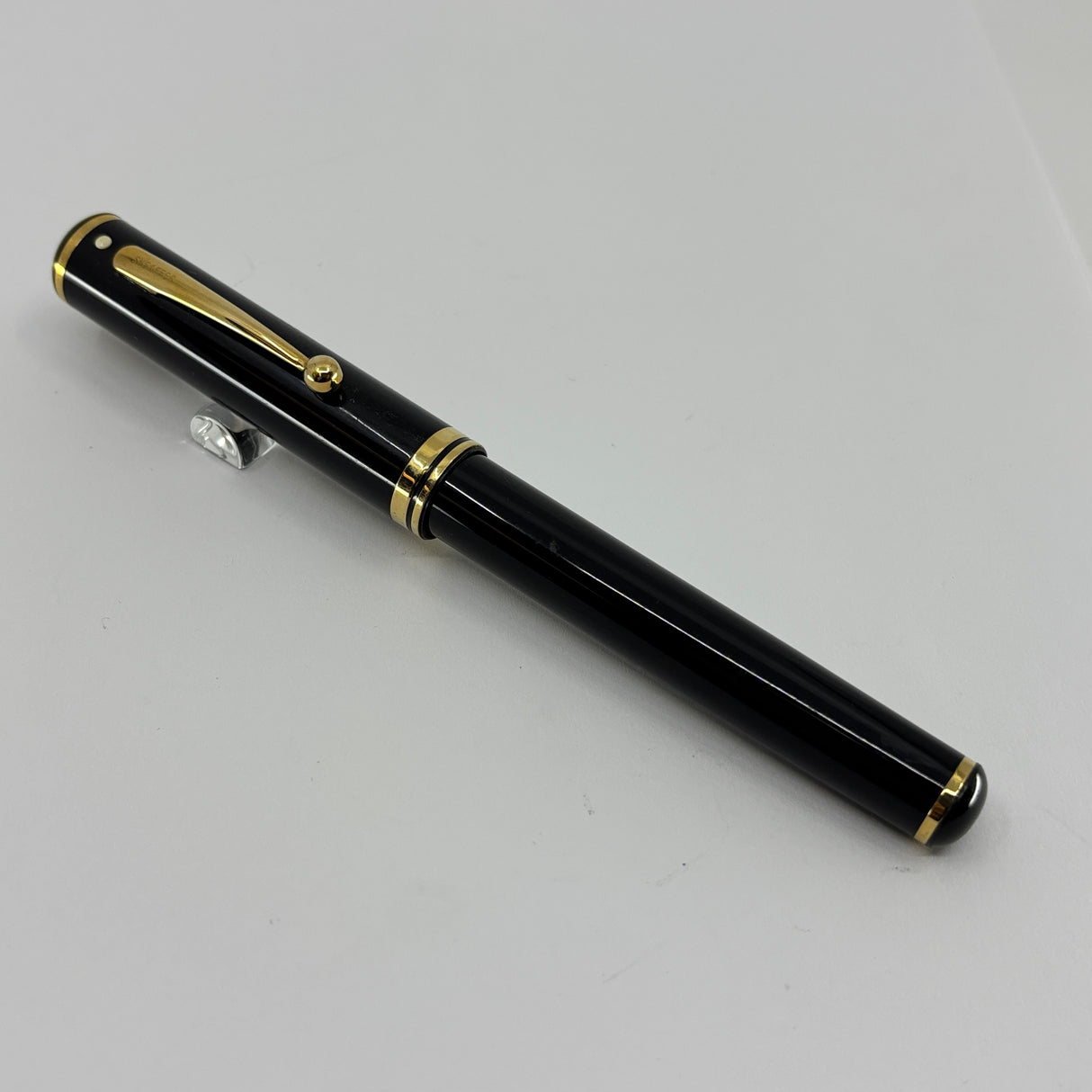 Sheaffer Connaisseur Black Fountain Pen - Fine 18kt Gold Nib
