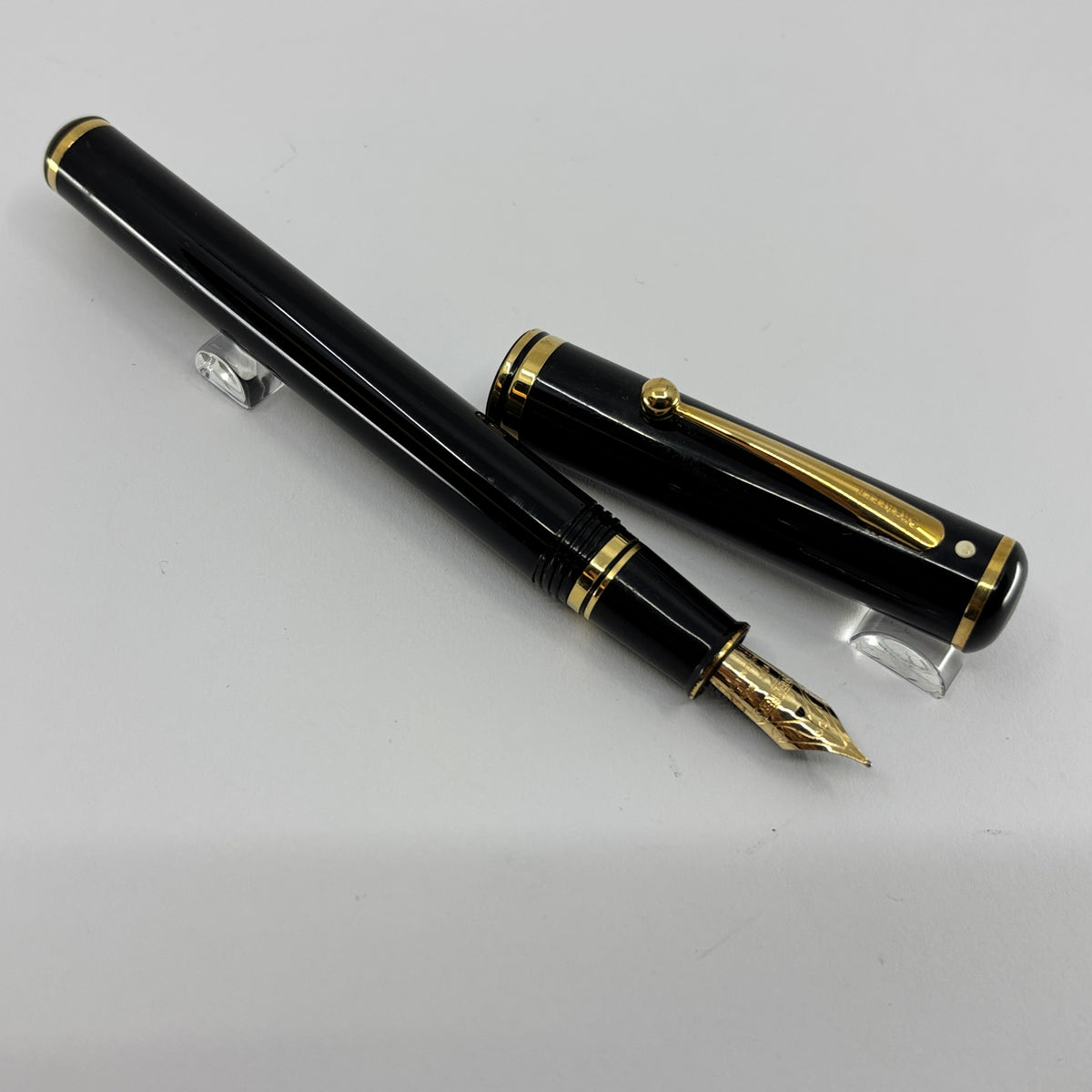 Sheaffer Connaisseur Black Fountain Pen - Fine 18kt Gold Nib