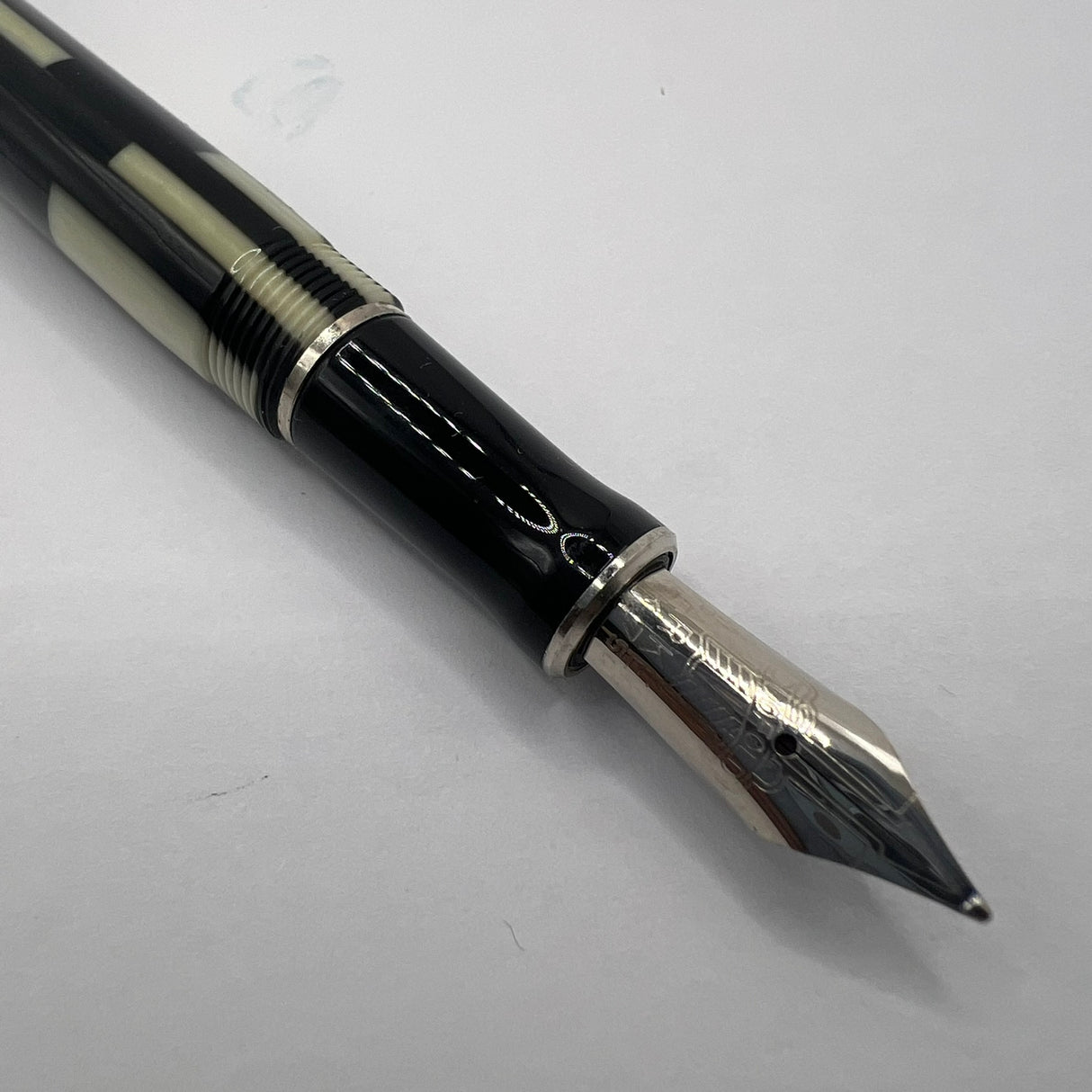 Parker Duofold Black Mosaic International Fountain Pen - Medium 18kt Gold Nib