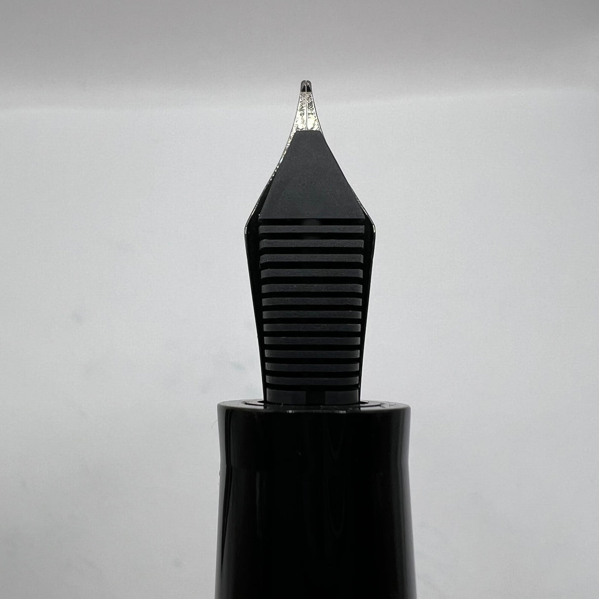 Maiora Dedalo Limited Edition Fountain Pen - Medium 14kt Gold Nib