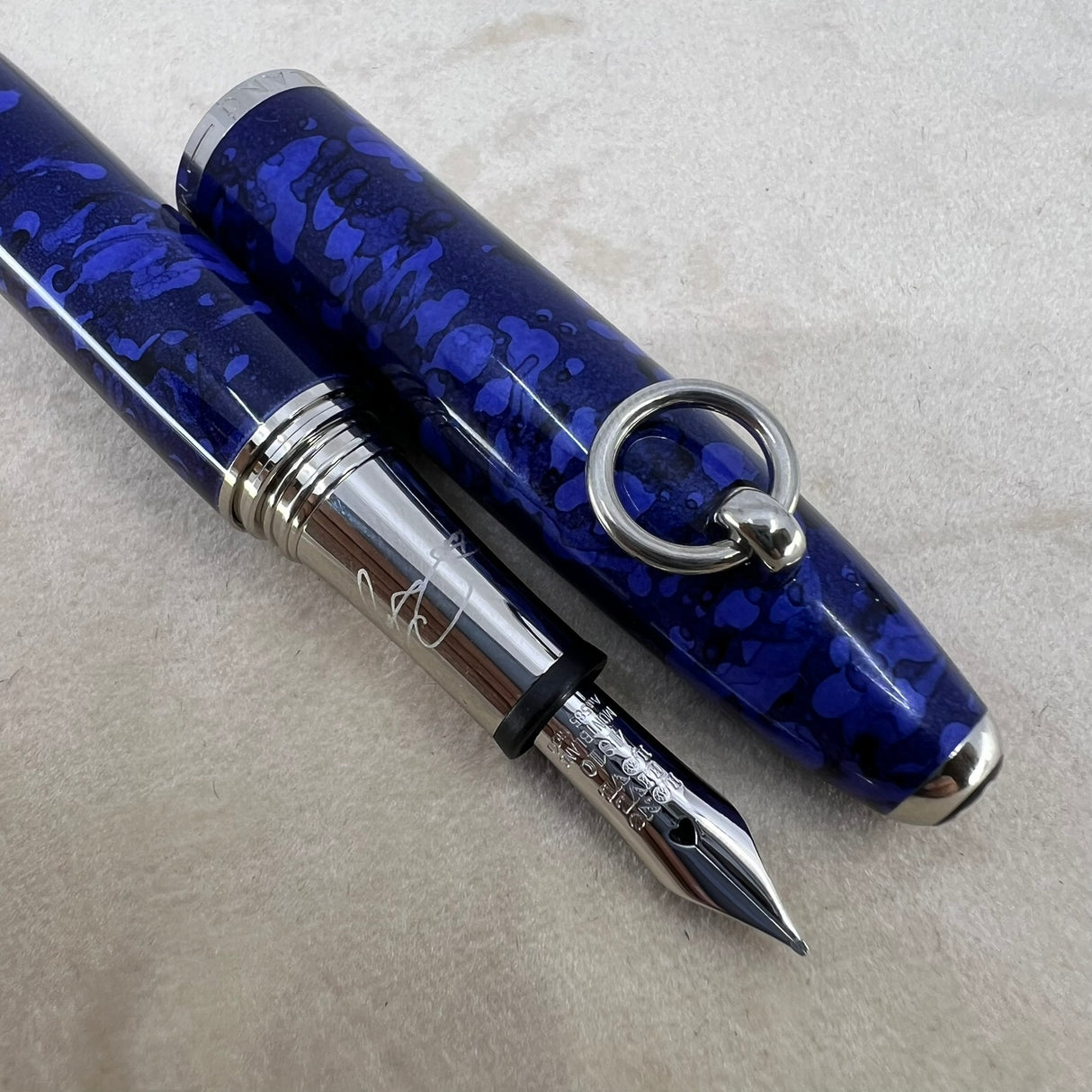 Montblanc Muses Elizabeth Taylor Special Edition Fountain Pen - Medium 14kt Gold Nib