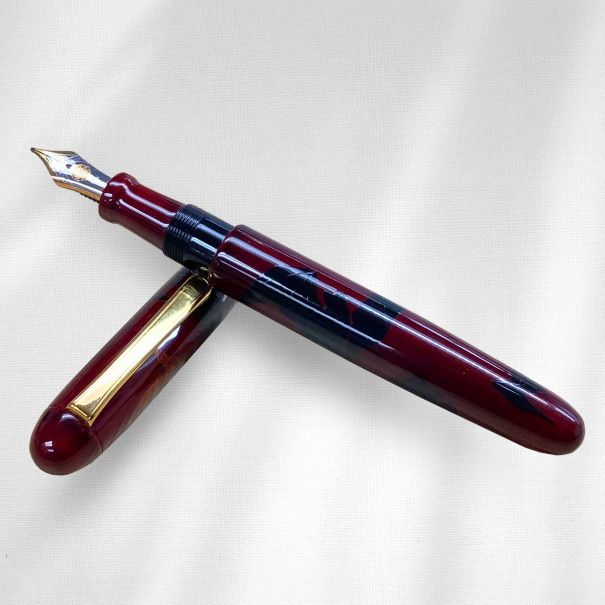 Nakaya Portable Writer Kuro Tamenuri Maki-e Bat Fountain Pen - Broad 14kt Gold Nib