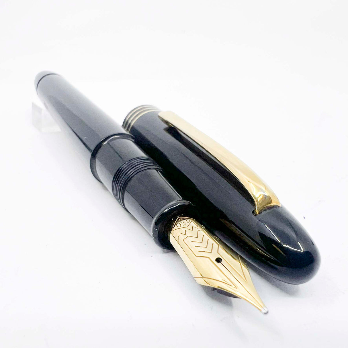 OMAS Ogiva Black Museum of Modern Art New York Fountain Pen - Semi-Flex Medium 18kt Gold Nib