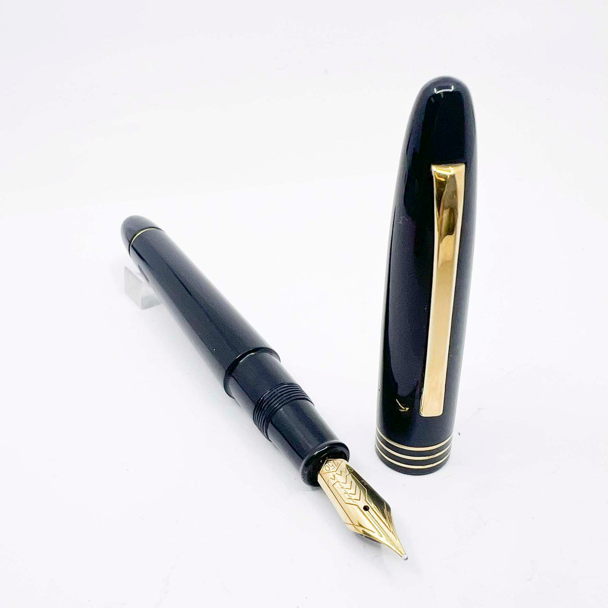 OMAS Ogiva Black Museum of Modern Art New York Fountain Pen - Semi-Flex Medium 18kt Gold Nib
