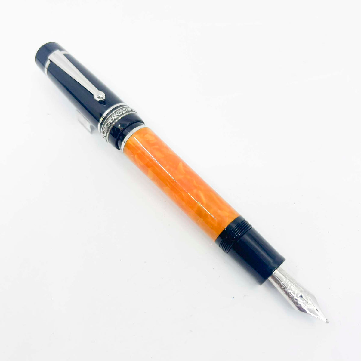 Delta Original DolceVita Mid-Size, .925 Sterling Silver Trim Fountain Pen - Broad 18kt Gold Nib