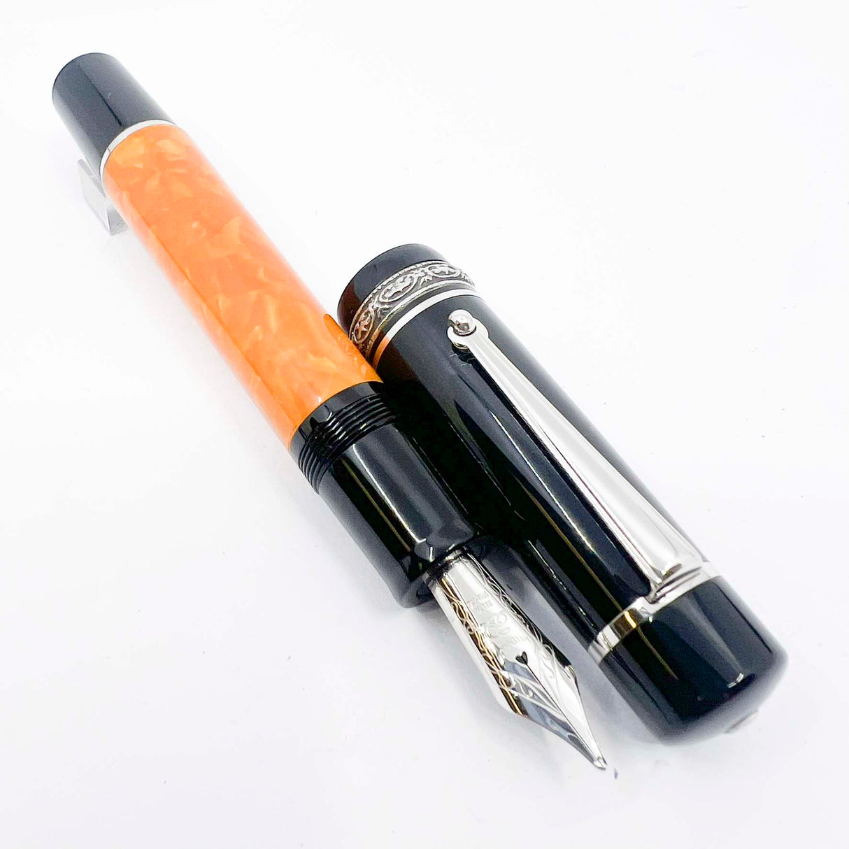 Delta Original DolceVita Mid-Size, .925 Sterling Silver Trim Fountain Pen - Broad 18kt Gold Nib