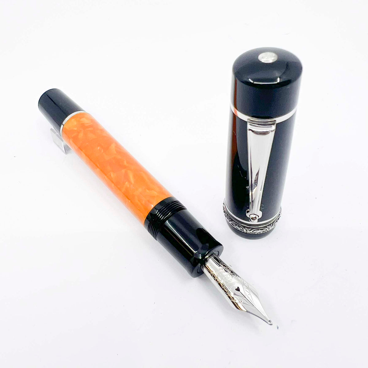 Delta Original DolceVita Mid-Size, .925 Sterling Silver Trim Fountain Pen - Broad 18kt Gold Nib