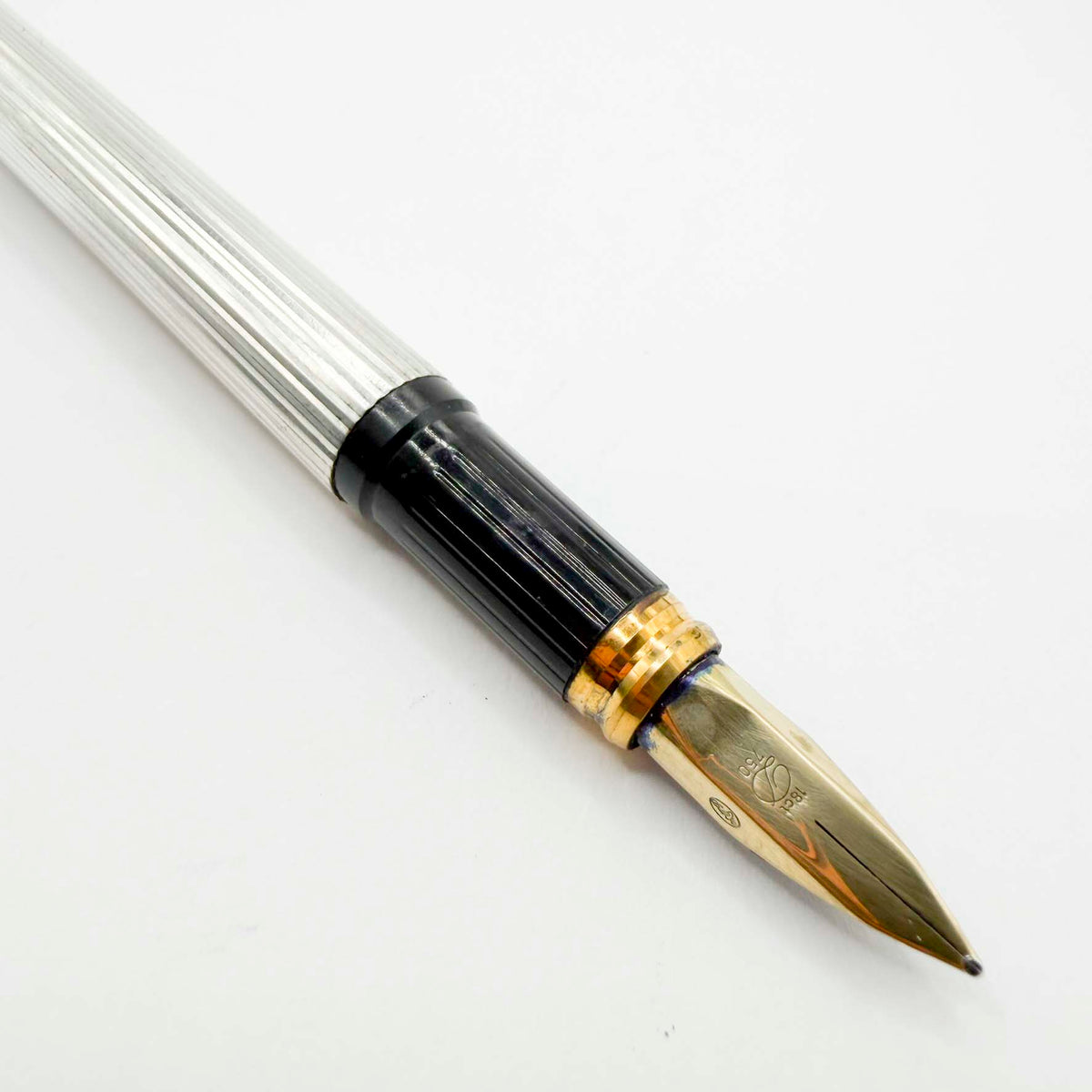 S.T. Dupont Classic Fluted Silver Plated Fountain Pen - Medium 18kt Gold Nib