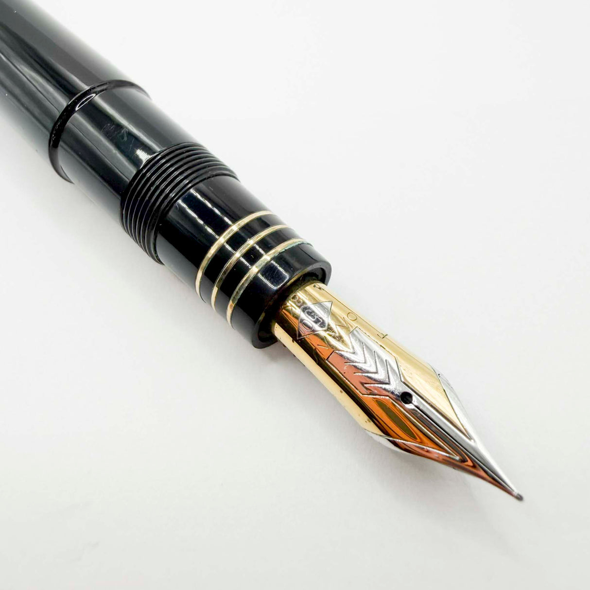 OMAS Ogiva Museum of Modern Art New York Black Fountain Pen - Fine 18kt Gold Nib