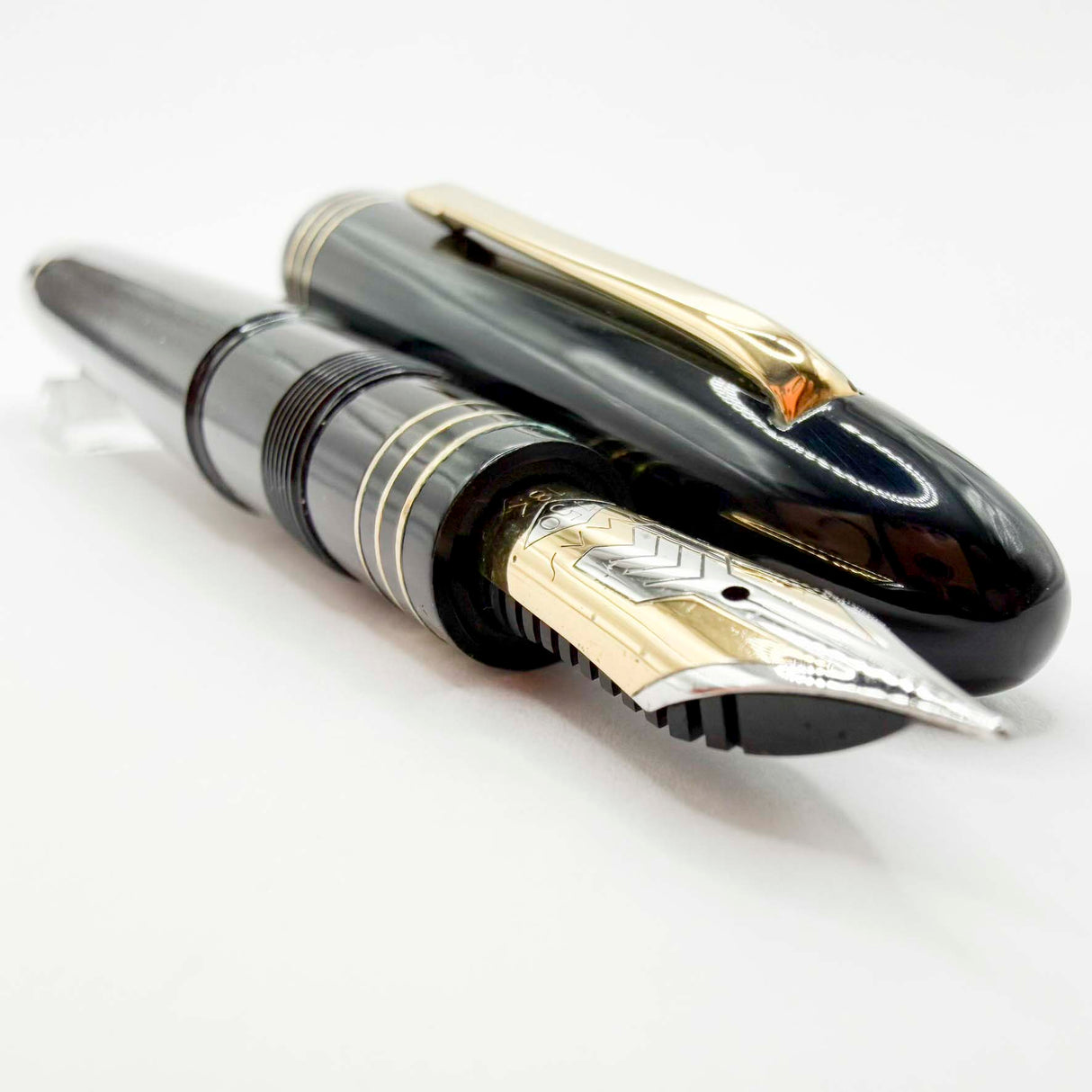 OMAS Ogiva Museum of Modern Art New York Black Fountain Pen - Fine 18kt Gold Nib
